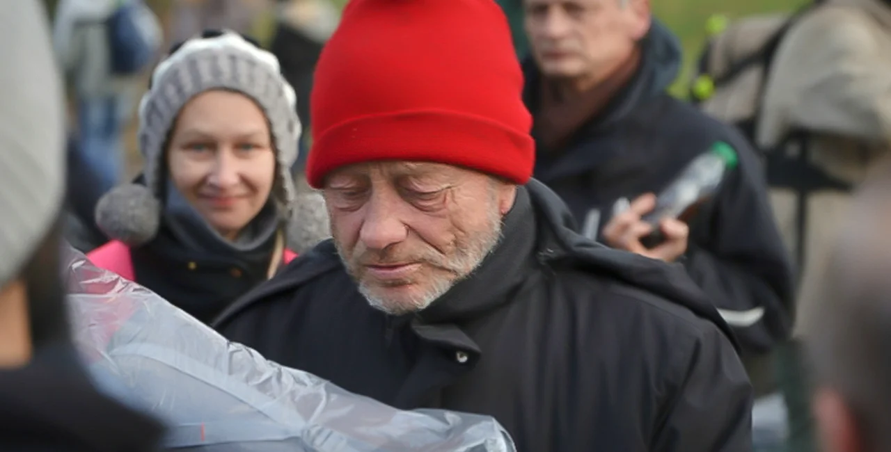 A man stands in line for donations at a 'Help Prague’s Homeless' Christmas event last year. (photo: Help Prague’s Homeless)