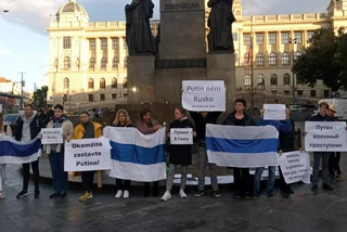 Hundreds of Russians protest against Putin in the center of Prague