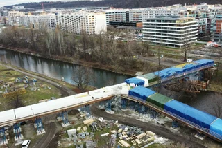 Pedestrian bridge from Prague 7 to 8 nears spring completion