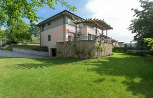 Family house for rent, 388m<sup>2</sup>, 754m<sup>2</sup> of land