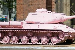 Activists Attempt to Paint David Černý’s Pink Tank Green