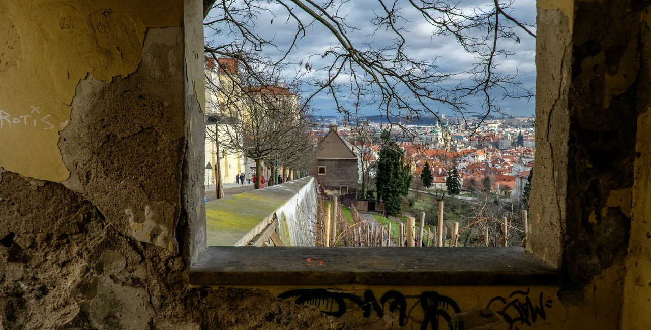Looking onto Prague's Malá Strana district through the window of a small building at the entrance of Velká Strahovská zahrada on Úvoz street. (photo: James Fassinger - Expats.cz)