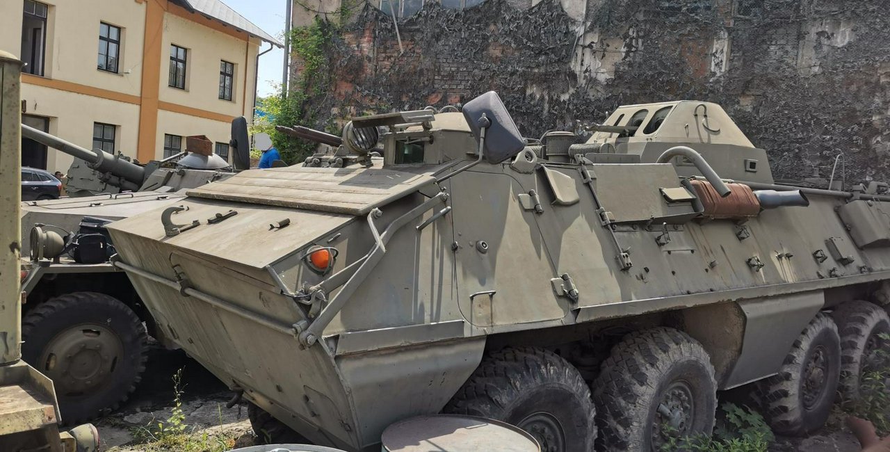 Czechs Hand Over 3,700 Weapons Including Tanks, APCs, And Semtex In ...