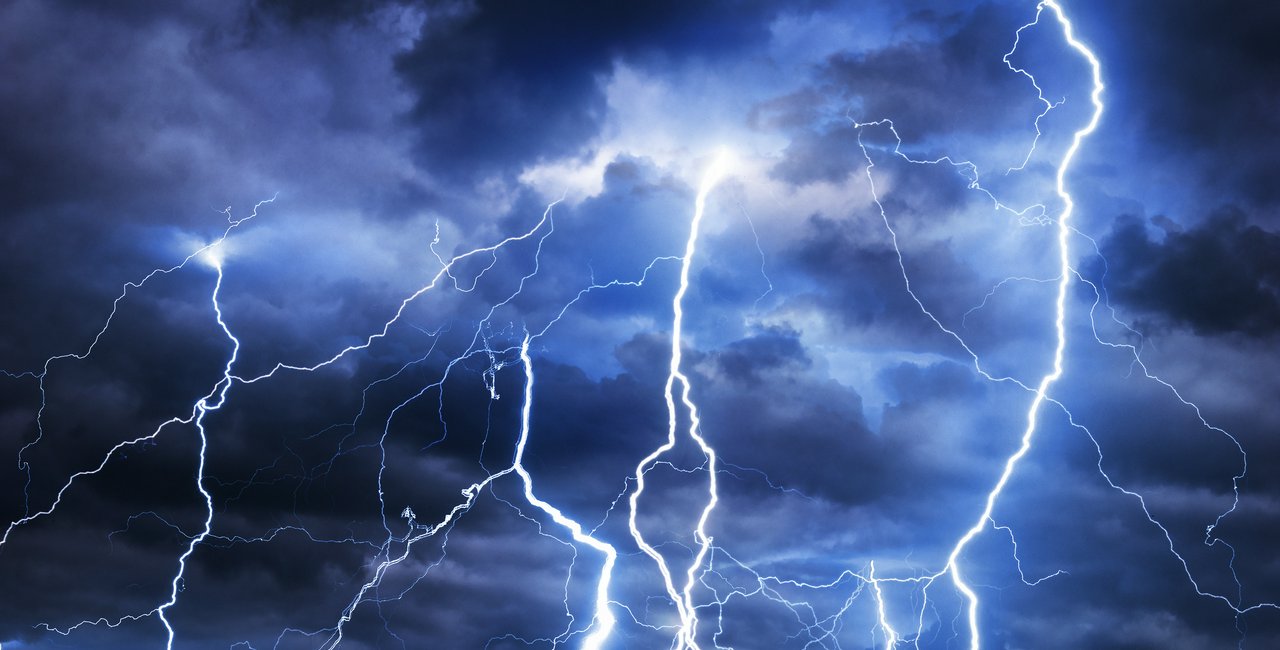 Severe thunderstorm warning issued for Central Bohemia tonight - Prague ...