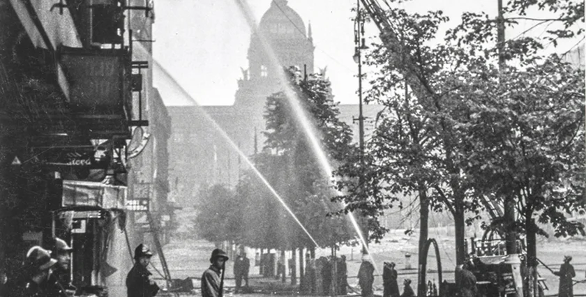 Extinguishing the fire on Wenceslas Square on May 7, 1945. Photo: Military Historical Archive VÚA, Erban
