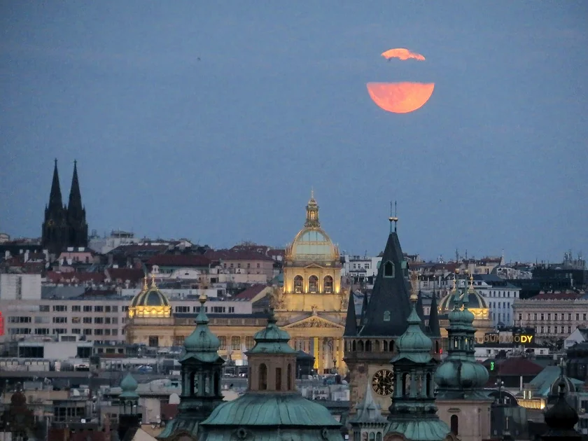 Moon rising over the National Museum on July 2. Photo: Raymond Johnston