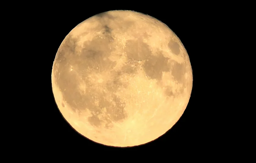 Orange glow on the moon on July 3. Photo: Raymond Johnston