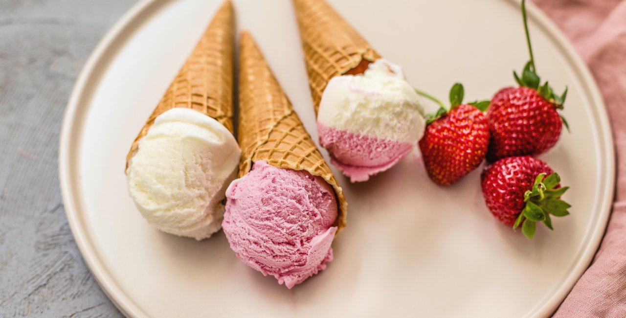Scoop Of Strawberry Ice Cream Stock Photo - Download Image Now - Sorbet,  Scoop Shape, Serving Scoop - iStock