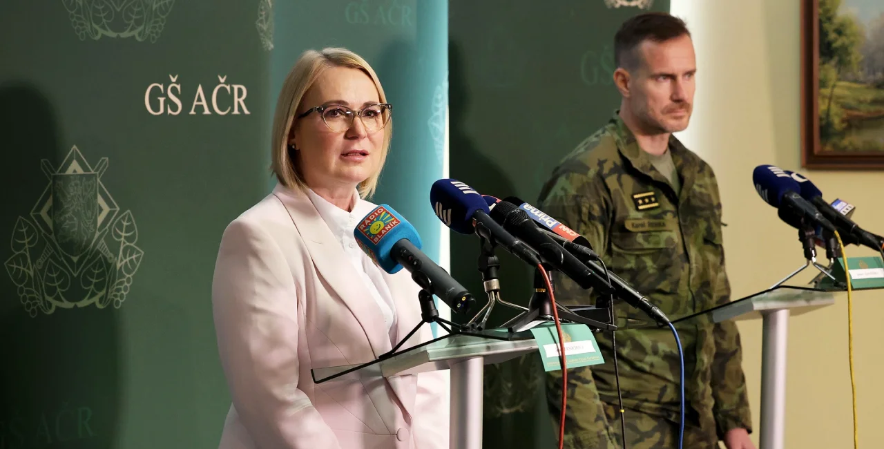 Defense Minister speaks at a press conference on June 4. Photo: Facebook /