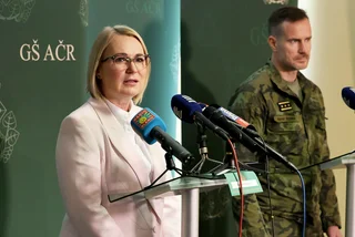 Defense Minister speaks at a press conference on June 4. Photo: Facebook /