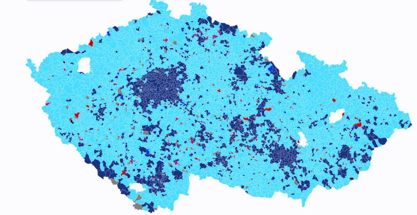 Light blue spots indicate votes for ANO, navy blue votes are those for Spolu (Source: Flourish Data/Czech Statistical Office)
