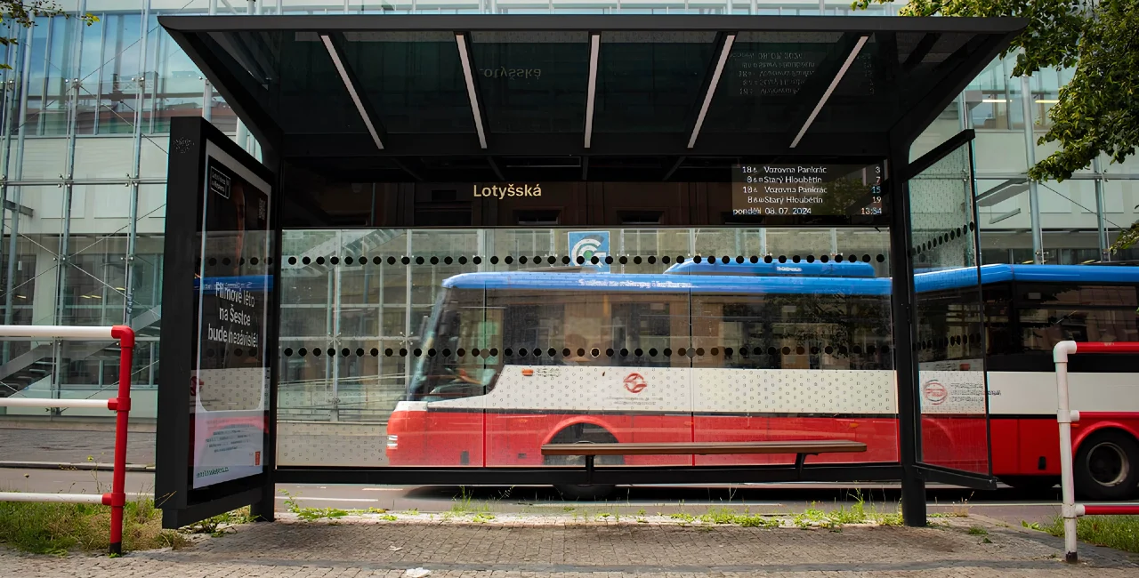 Prague installs new, multi-feature digitized boards at public transport stops