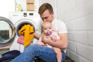 Traditional gender roles fading in Czechia's households, survey finds