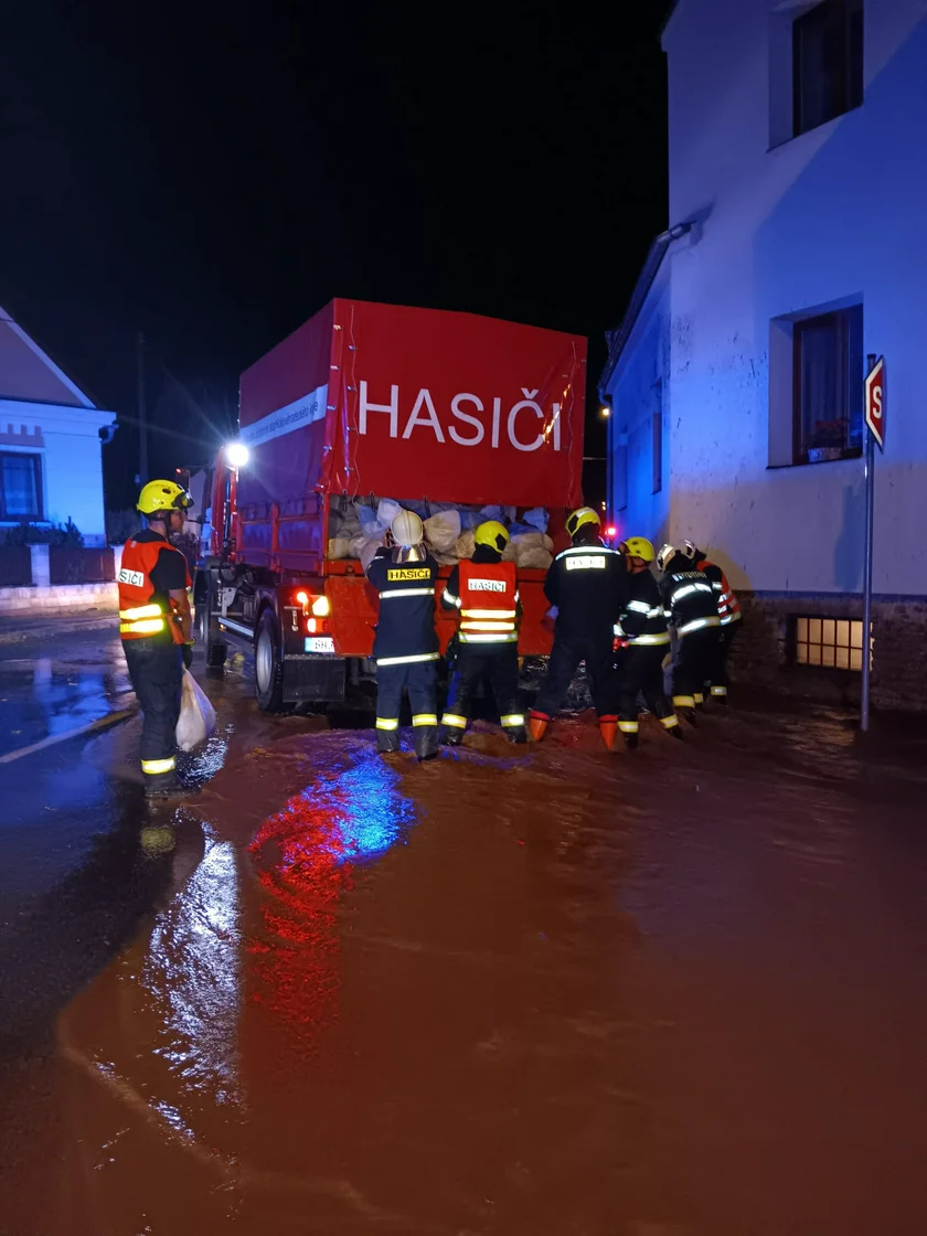 Firefighters in Hradec Kralove setting up defenses against floods (Photo: Fire Rescue Service of Hradec Kralove)