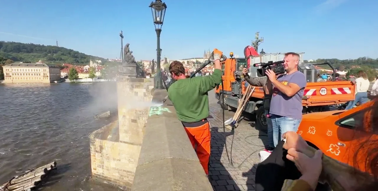 Maintenance workers clean Charles Bridge. Screengrab: Facebook / TSK Praha