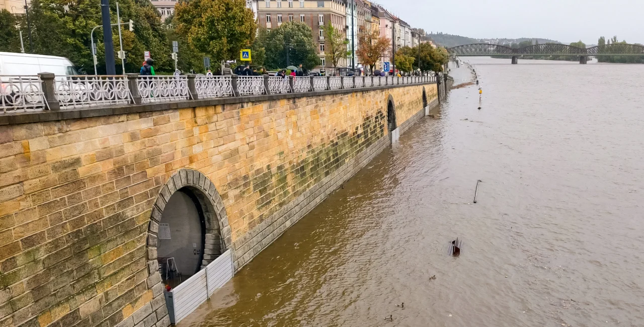 As floods keep embankments closed, Prague asks public to keep away