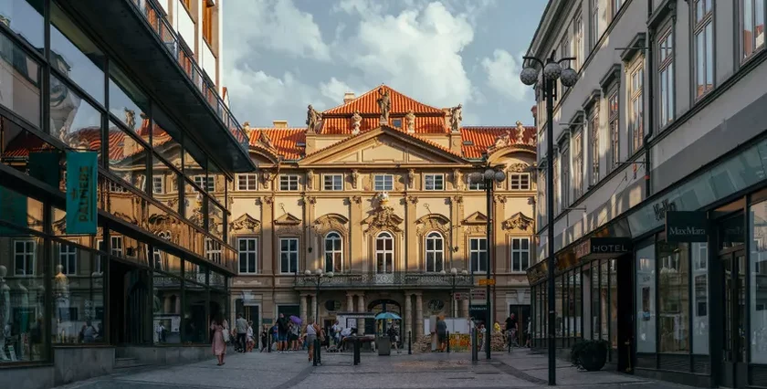 Outside Savarin Palace (Photo: Crestyl)