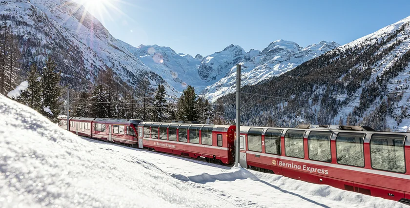 Switzerland 12-2024 Bernina Express in der Montebellokurve