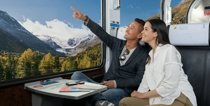 Switzerland 12-2024 Fahrgäste im Bernina Express