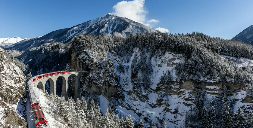 Switzerland 12-2024 Interregio auf dem Landwasserviadukt