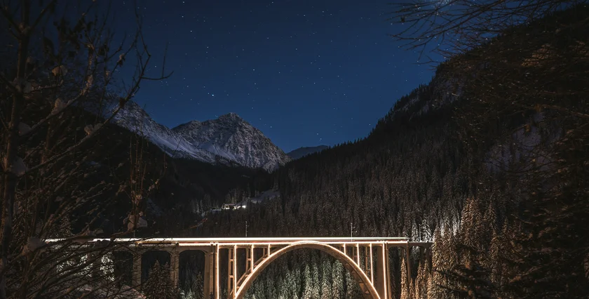 Switzerland 12-2024 Regionalzug auf dem Langwieserviadukt