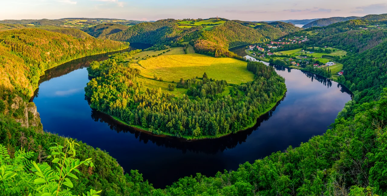 Lookout over the Vltava River. Shutterstock: Ondrej Bucek