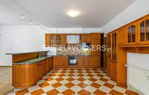 Apartment for rent, 5+kk - 4 bedrooms, 255m<sup>2</sup>